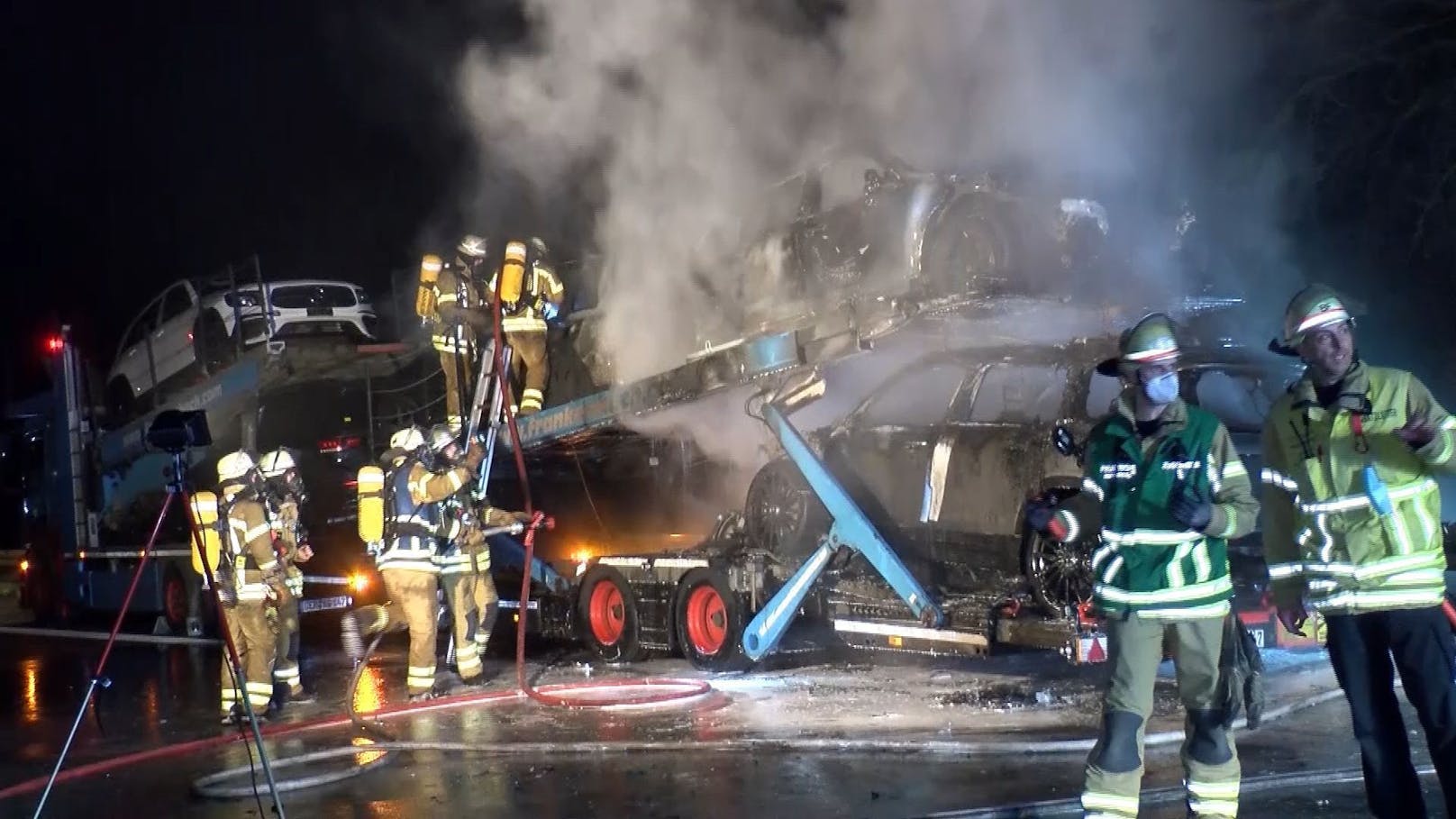 Bei Mannheim (D) ging am Freitag (05. Februar 2021) ein mit SUVs beladener Transporter in Flammen auf. 