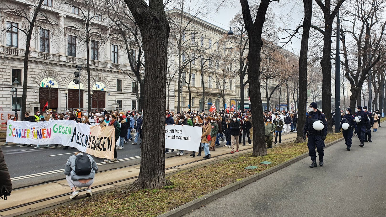 Der Demonstranten ziehen über die Wiener Ringstraße.