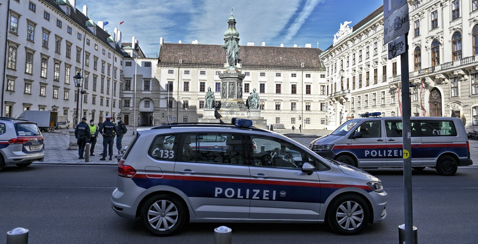 Einsatzfahrzeuge der Polizei. Wann Österreich wieder ein harter Lockdown droht.