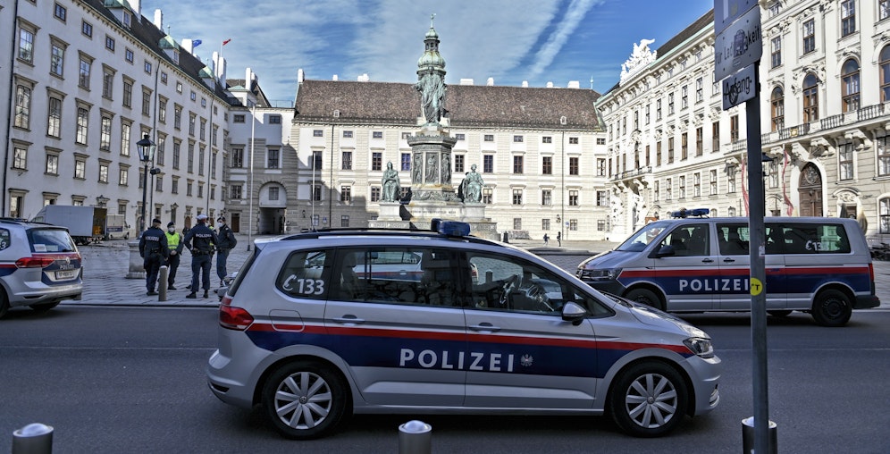Einsatzfahrzeuge der Polizei. Wann Österreich wieder ein harter Lockdown droht.