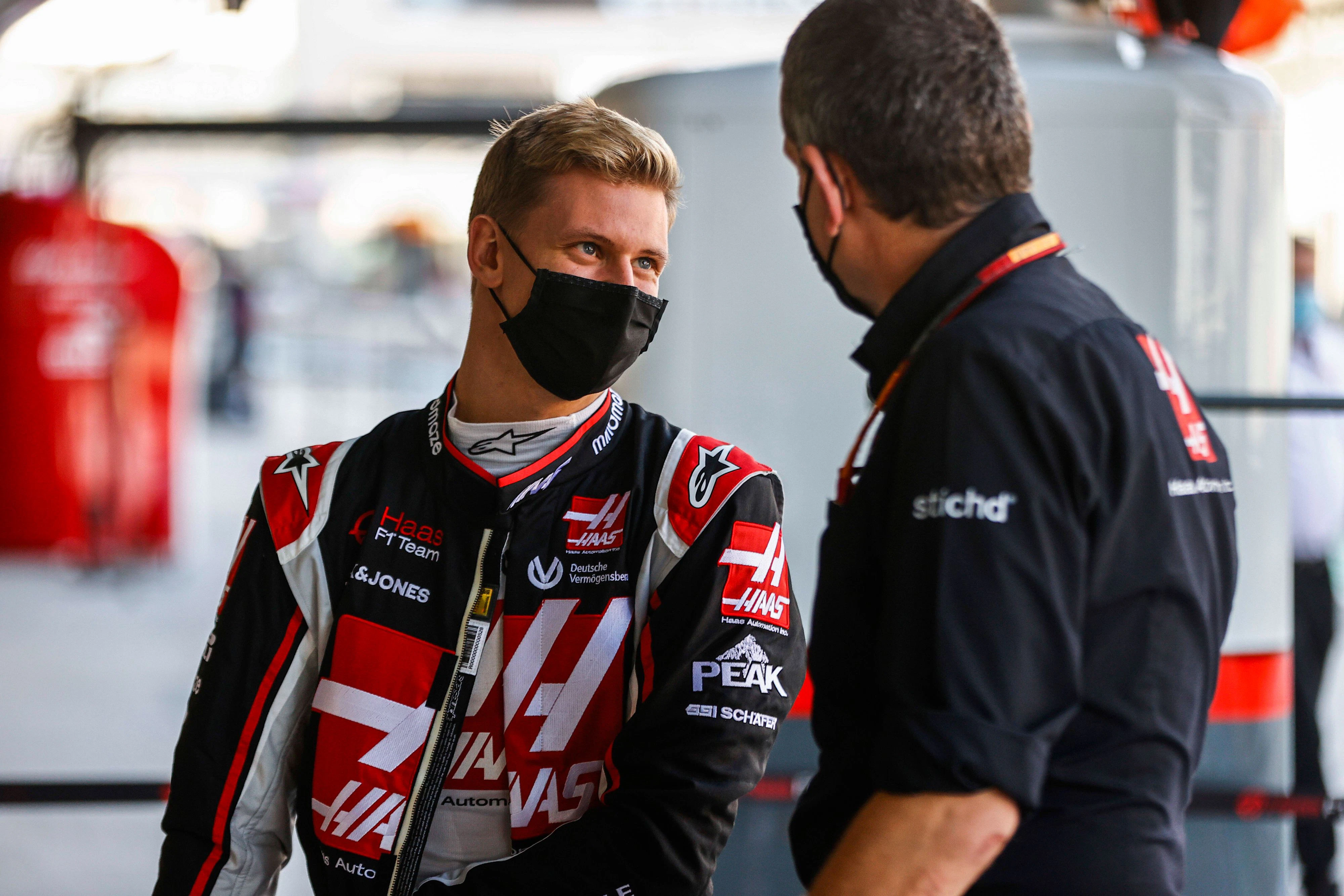 Mick Schumacher undd Nikita Mazepin erhalten eine Crash-Warnung. 