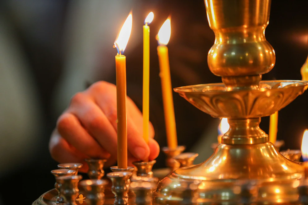 Bei einer rumänisch-orthodoxen Taufe wird der Kopf des Kindes in das Weihwasser getaucht - gleich drei Mal.  (Symbolbild)