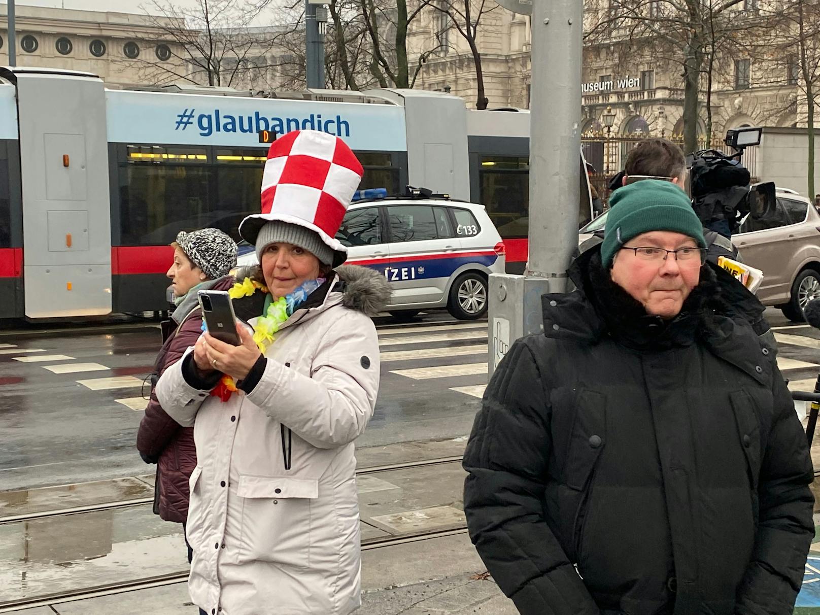 Die Veranstalter hatten zu einem "Faschingsumzug" aufgerufen.