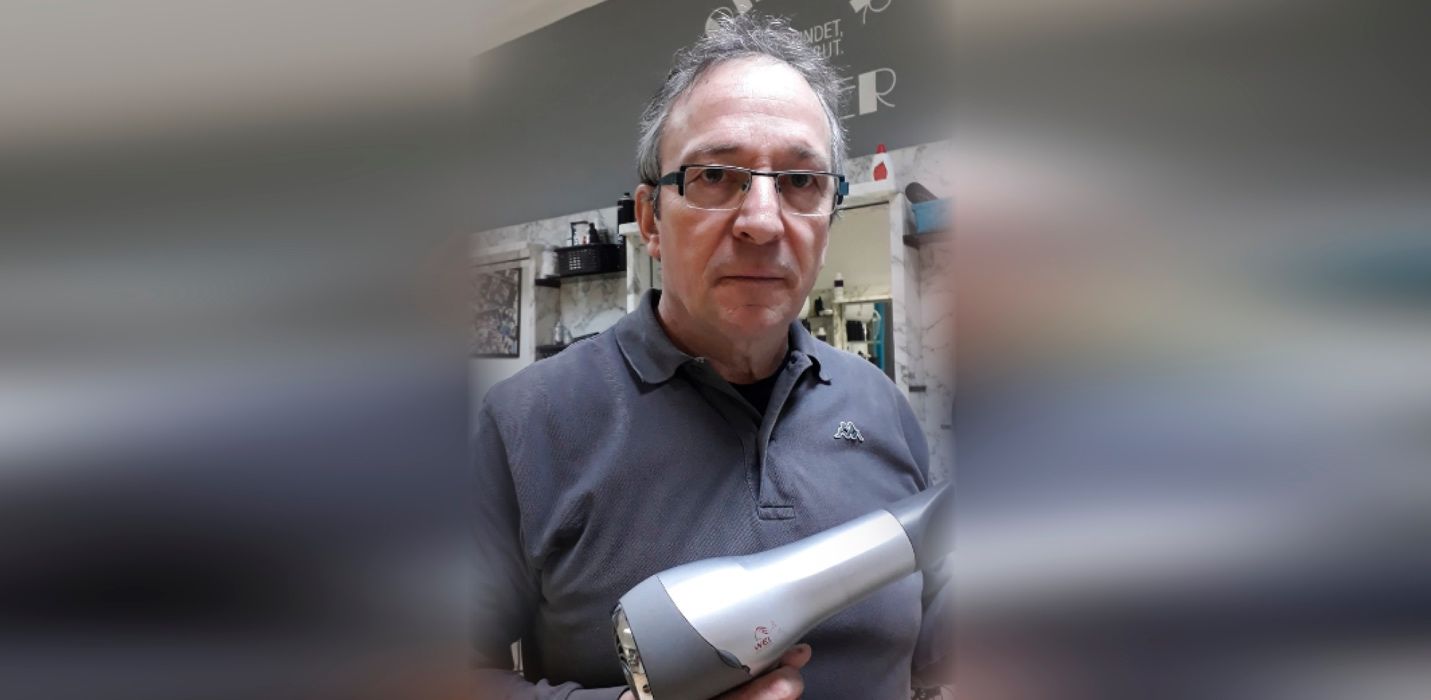 Friseurmeister Christian Bacher ist verärgert, Kunden haben ihren Termin abgesagt. Das Problem: der Corona-Test.