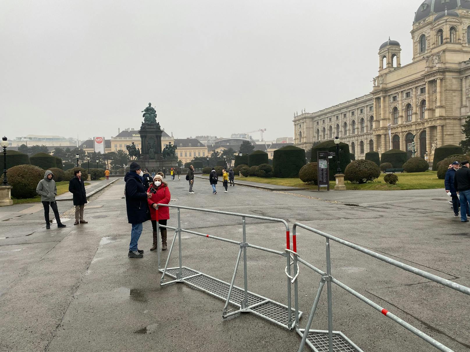 ...ebenso wie eine Großdemo am Maria-Theresien-Platz.