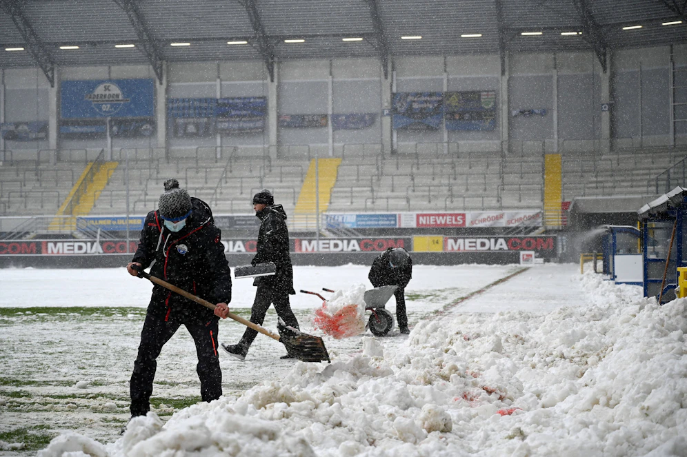 Neuschnee sorgte auch in Paderborn gegen Heidenheim für eine Absage.