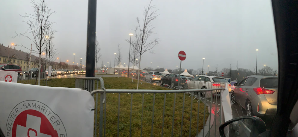 Stau vor der Teststraße Schönbrunn
