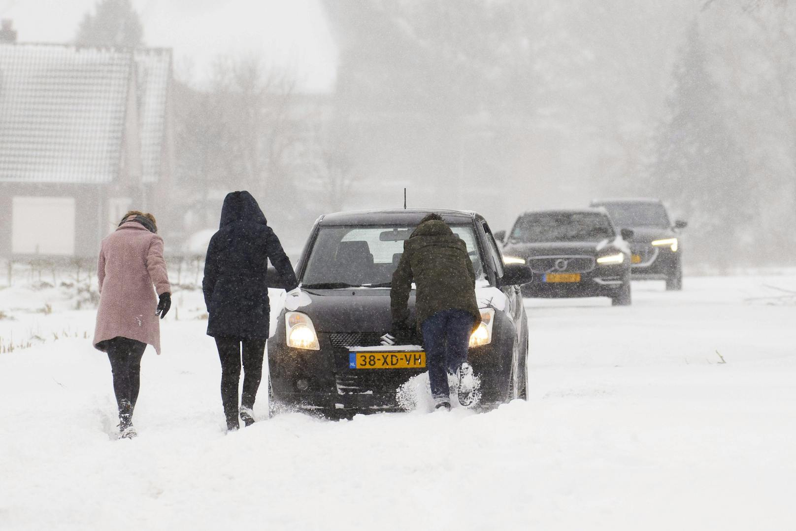 Dutzende Autos rutschten von den Straßen, selbst ein Schneepflug fiel in einen Straßengraben.