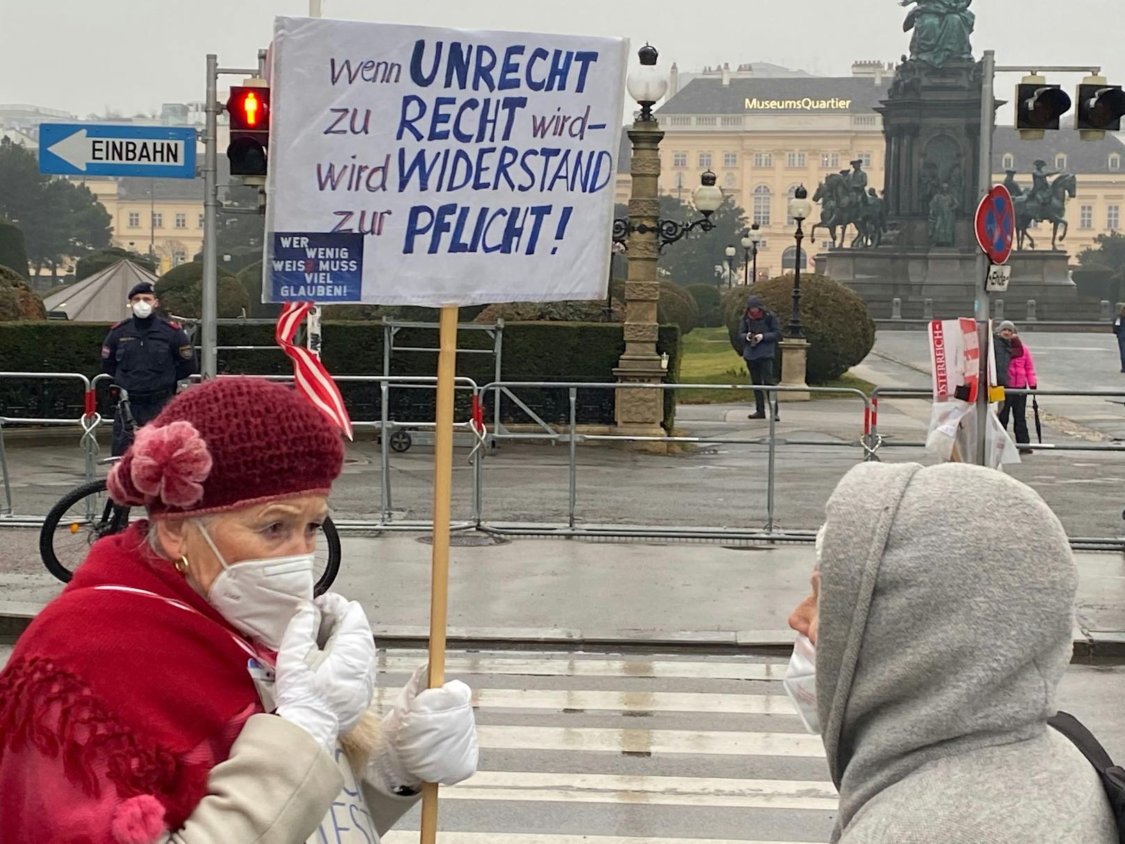 Gleiches Bild bei den beiden Demos am Maria-Theresien-Platz, wo die Teilnehmerzahl laut Polizei je 50 betrug.