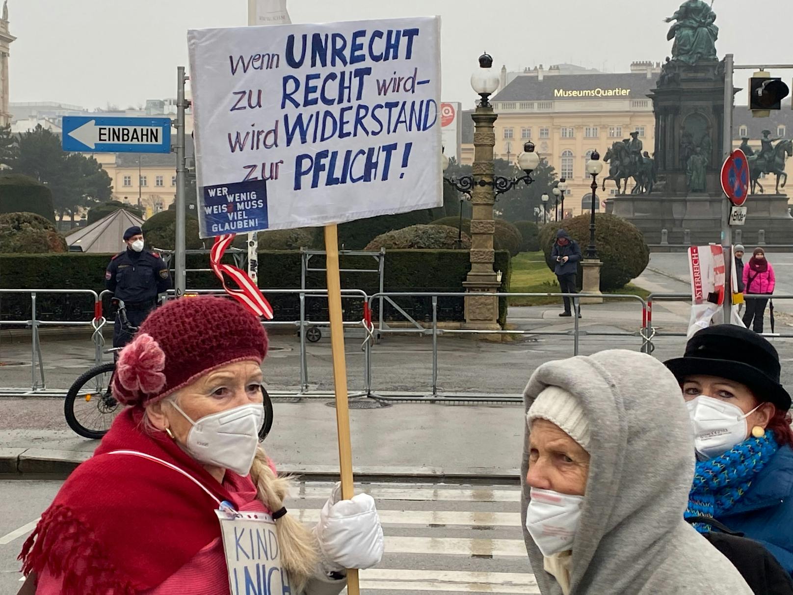 Statt der 1.800 Fahrzeugen fanden sich nur ein Bus und rund zehn Autos ein, die schnell wieder abzogen.