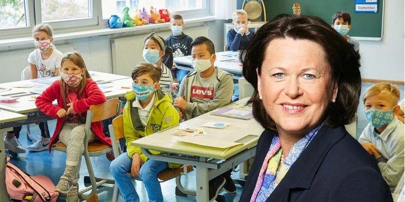 Die FP-Politikerin kritisiert die Corona-Maßnahmen für die Schulen.