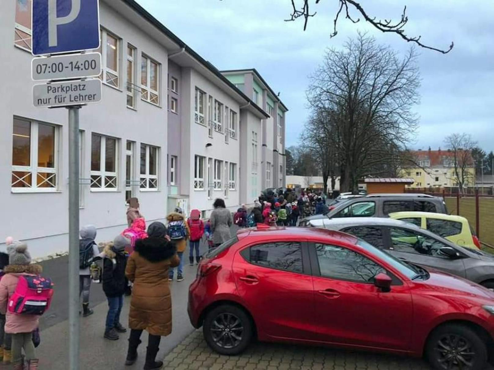 Warten vor der Volksschule in Ebreichsdorf