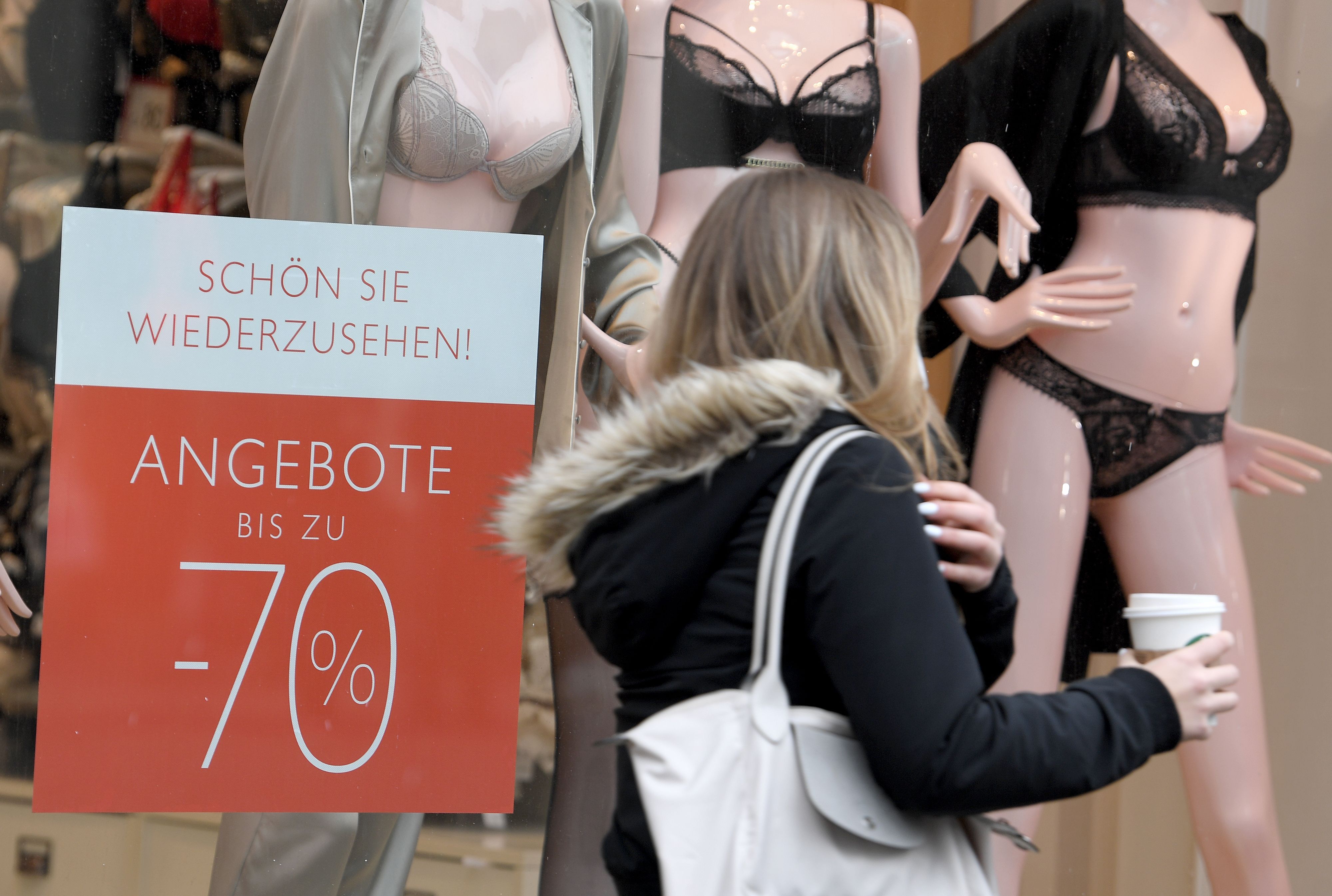 Großer Andrang beim Shoppen in Wien, anderswo wie hier trieb es die Menschen kaum in Geschäfte.