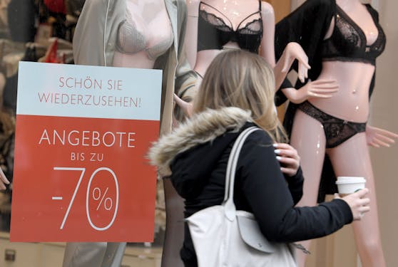 Großer Andrang beim Shoppen in Wien, anderswo wie hier trieb es die Menschen kaum in Geschäfte.