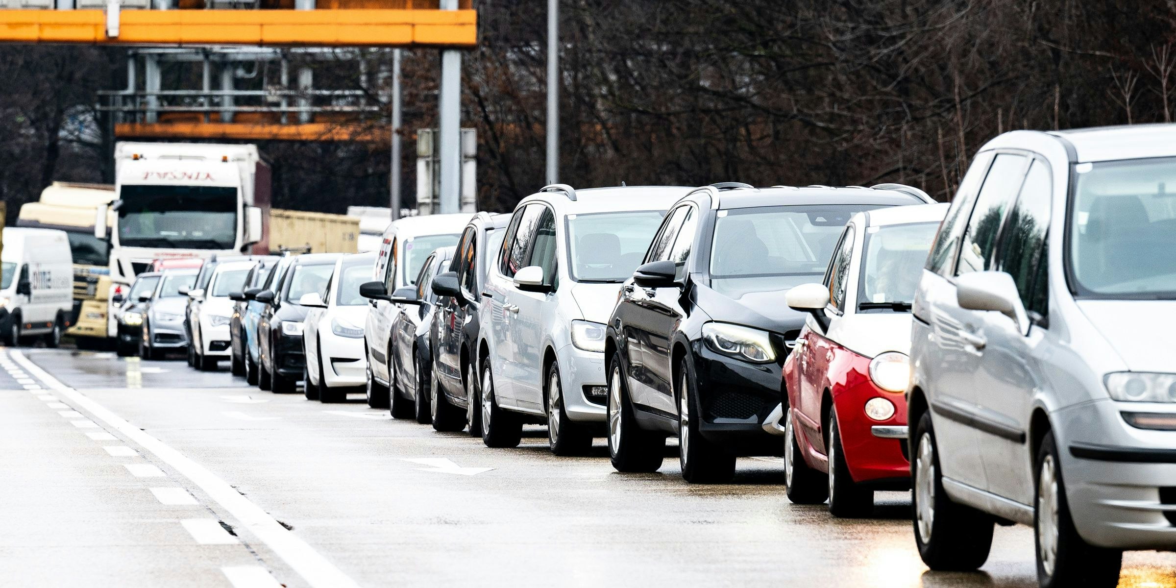Nach einem Unfall mit vier Lkw im Bindermichl Tunnel kam es zum Mega-Stau in Linz. Die Polizei errichtete für fast zwei Stunden eine Totalsperre.