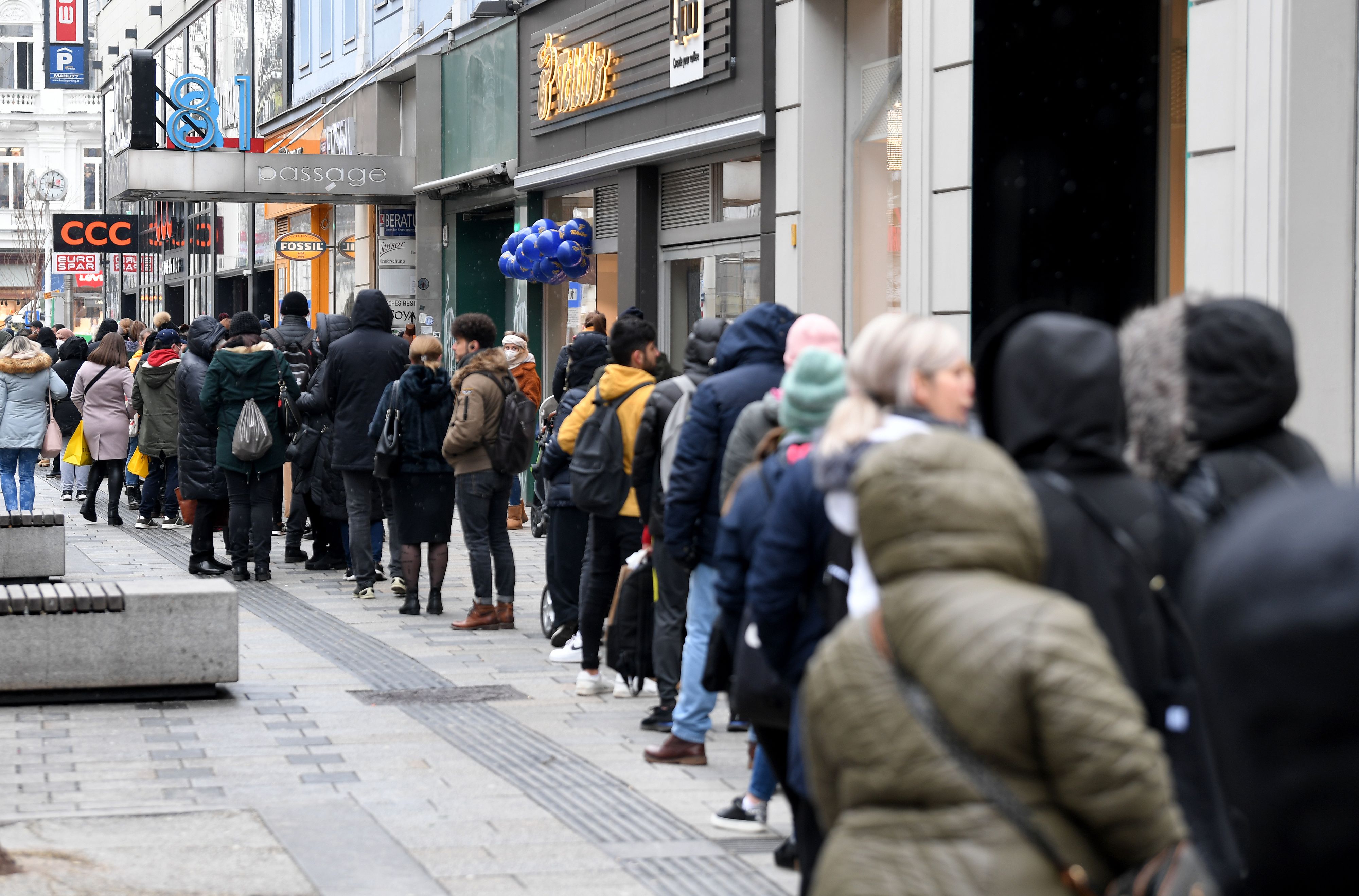 Download von www.picturedesk.com am 08.02.2021 (15:22).  ABD0099_20210208 - WIEN - ÖSTERREICH: Eine Menschenschlange vor einem Geschäft auf der Mariahilfer Straße in Wien am Montag, 8. Februar 2021. In Österreich treten heute Lockerungen nach dem Lockdown in Kraft. - FOTO: APA/ROLAND SCHLAGER - 20210208_PD4916 - Rechteinfo: Rights Managed (RM)