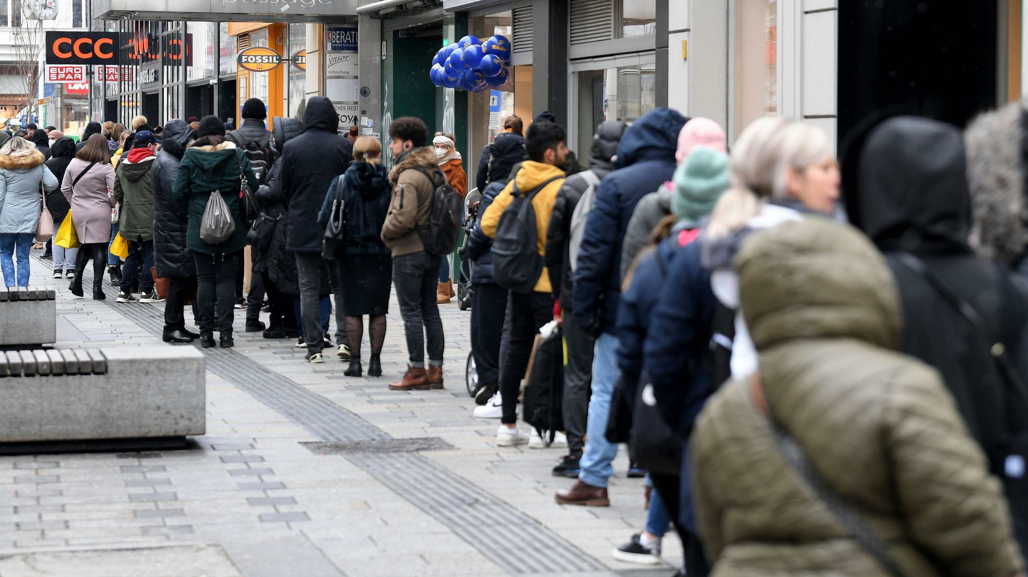 Download von www.picturedesk.com am 08.02.2021 (15:22).  ABD0099_20210208 - WIEN - ÖSTERREICH: Eine Menschenschlange vor einem Geschäft auf der Mariahilfer Straße in Wien am Montag, 8. Februar 2021. In Österreich treten heute Lockerungen nach dem Lockdown in Kraft. - FOTO: APA/ROLAND SCHLAGER - 20210208_PD4916 - Rechteinfo: Rights Managed (RM)
