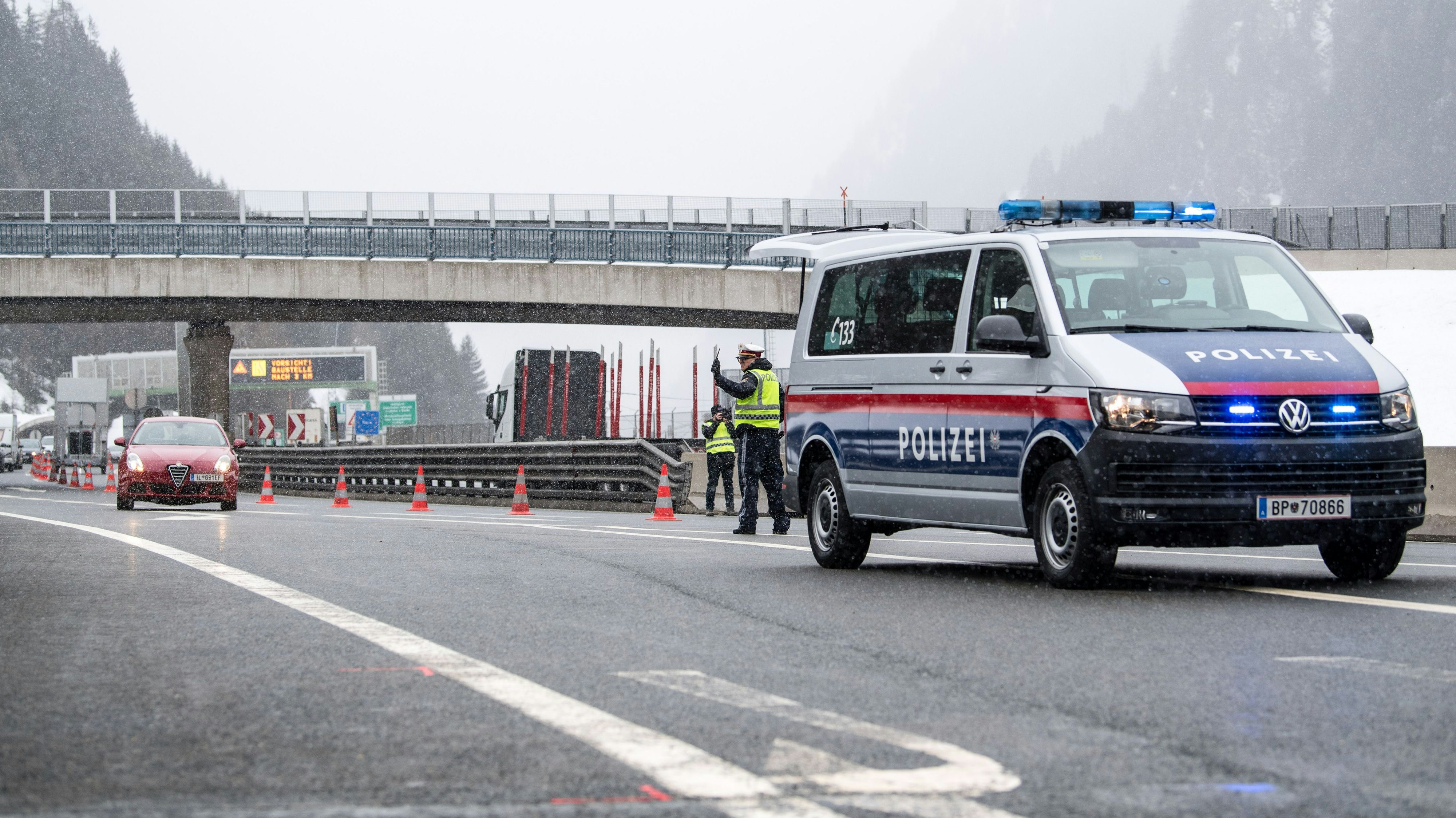 Grenzkontrolle am Brenner (Archivfoto von März 2020): Tirol wird zur "Sperrzone". 