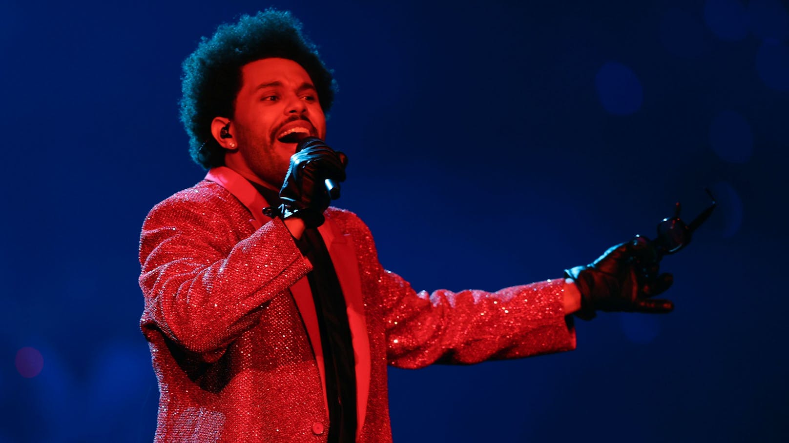 <strong>The Weeknd </strong>ist mit "Blinding Lights" von 2019 nach wie vor in den Top 10 der "Billboard Hot 100" vertreten.