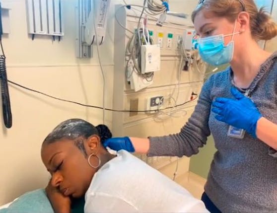 Tessica Brown musste ihren Klebe-Fail im Krankenhaus behandeln lassen.