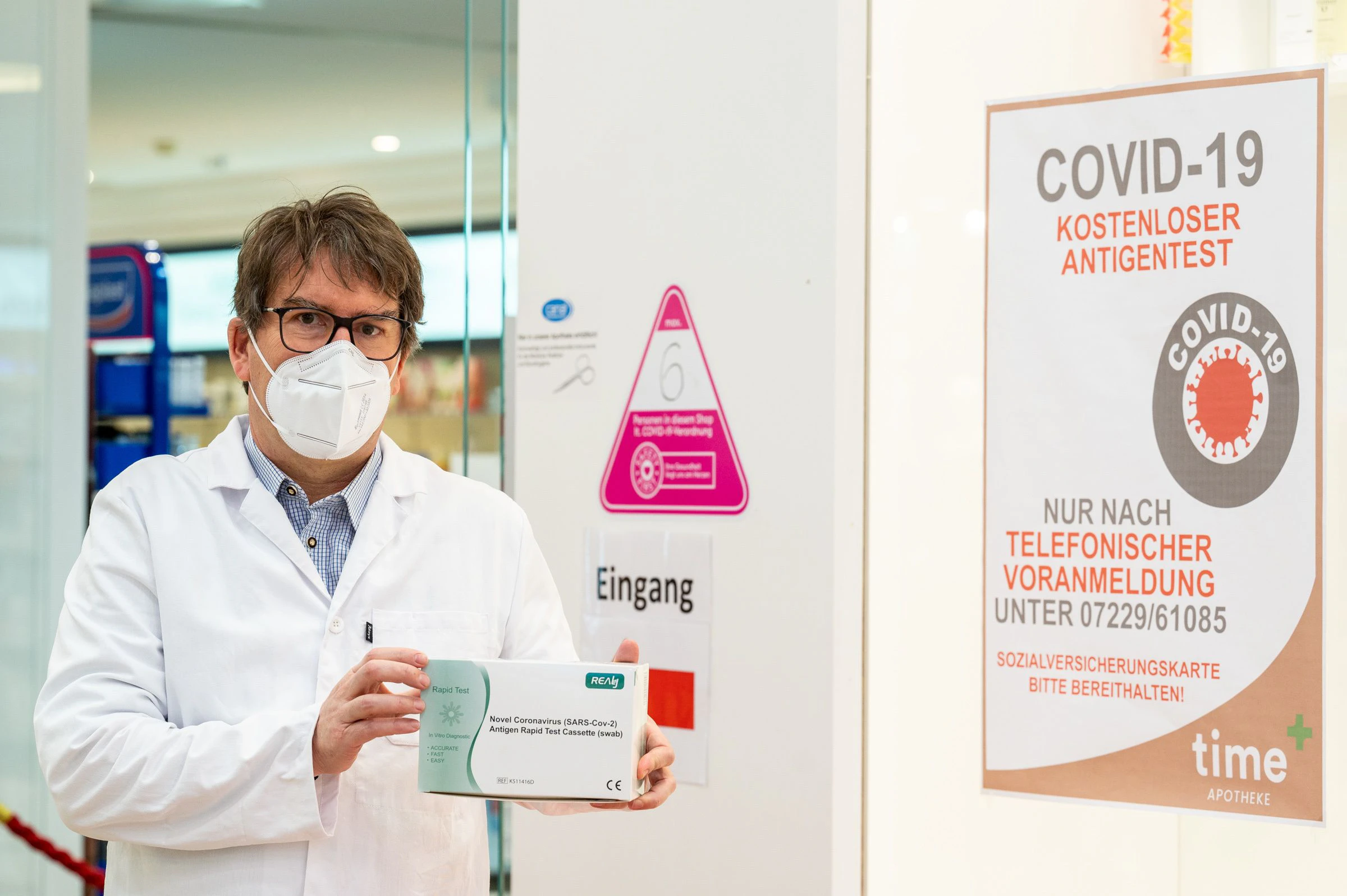 Christoph Lang bietet in seinen Apotheken seit Montag die Gratis-Antigen-Tests an.