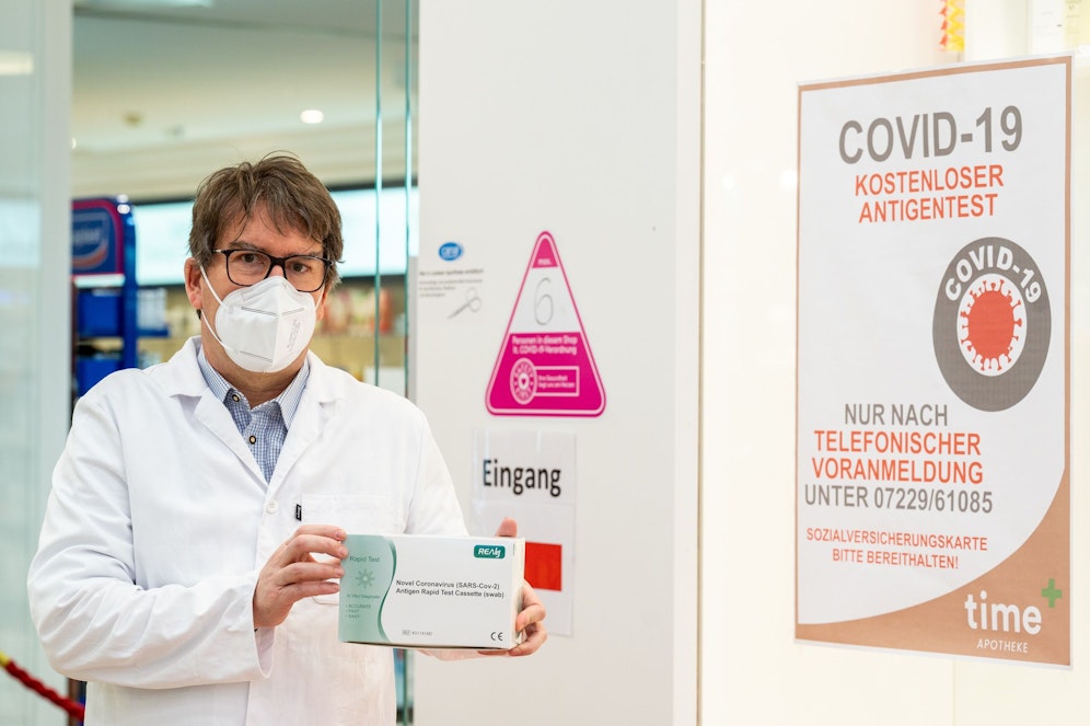Christoph Lang bietet in seinen Apotheken seit Montag die Gratis-Antigen-Tests an.