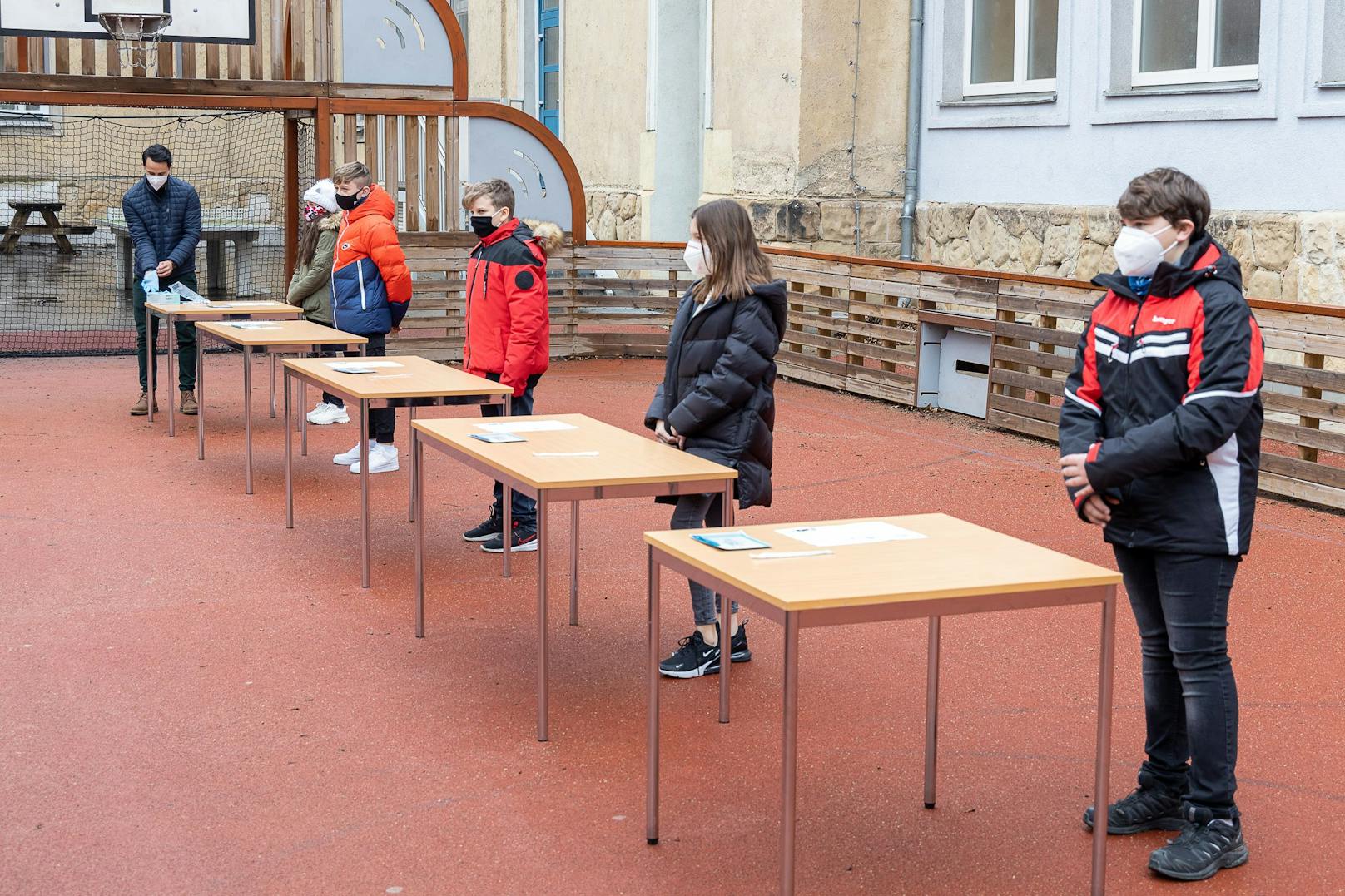 Die Teststation der Sport-Mittelschule Wittelsbachstraße bei einem Besuch von Bildungsminister Faßmann vergangene Woche in Wien.