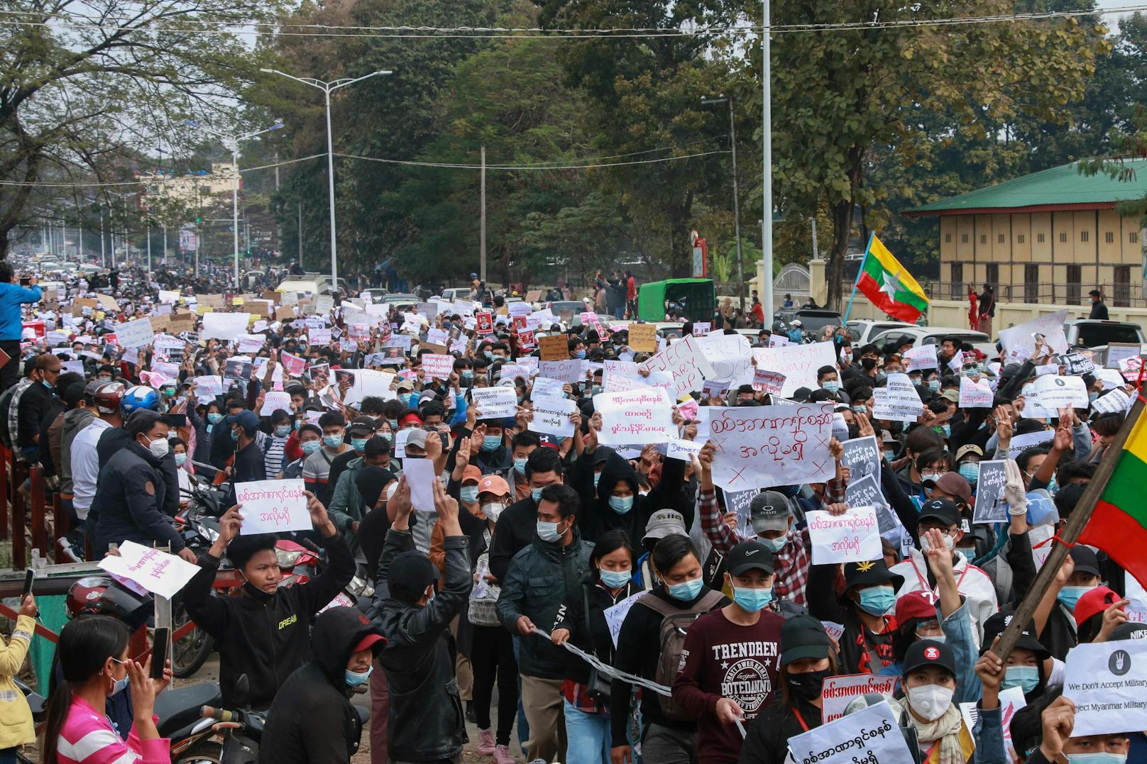 Gleichzeitig riefen prominente Aktivisten zu einem landesweiten Generalstreik auf.