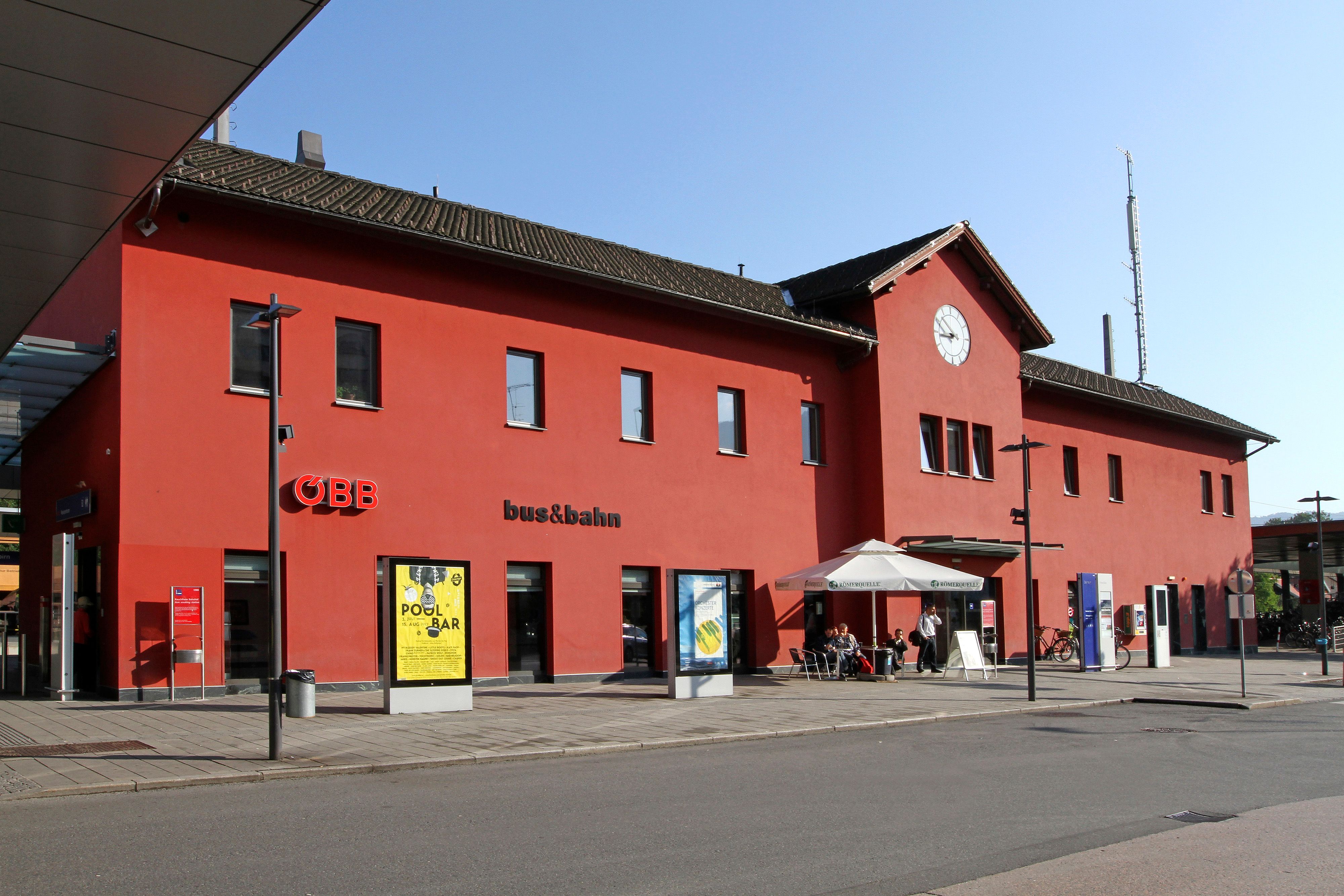 Am Dornbirner Bahnhof zeigten zwei Männer Polizeibeamte im Zuge einer Kontrolle den Hitlergruß.