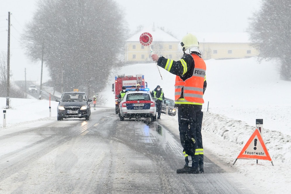 Vielerorts herrschen nach Schneefällen und bei eisigen Temperaturen widrige Fahrverhältnisse.