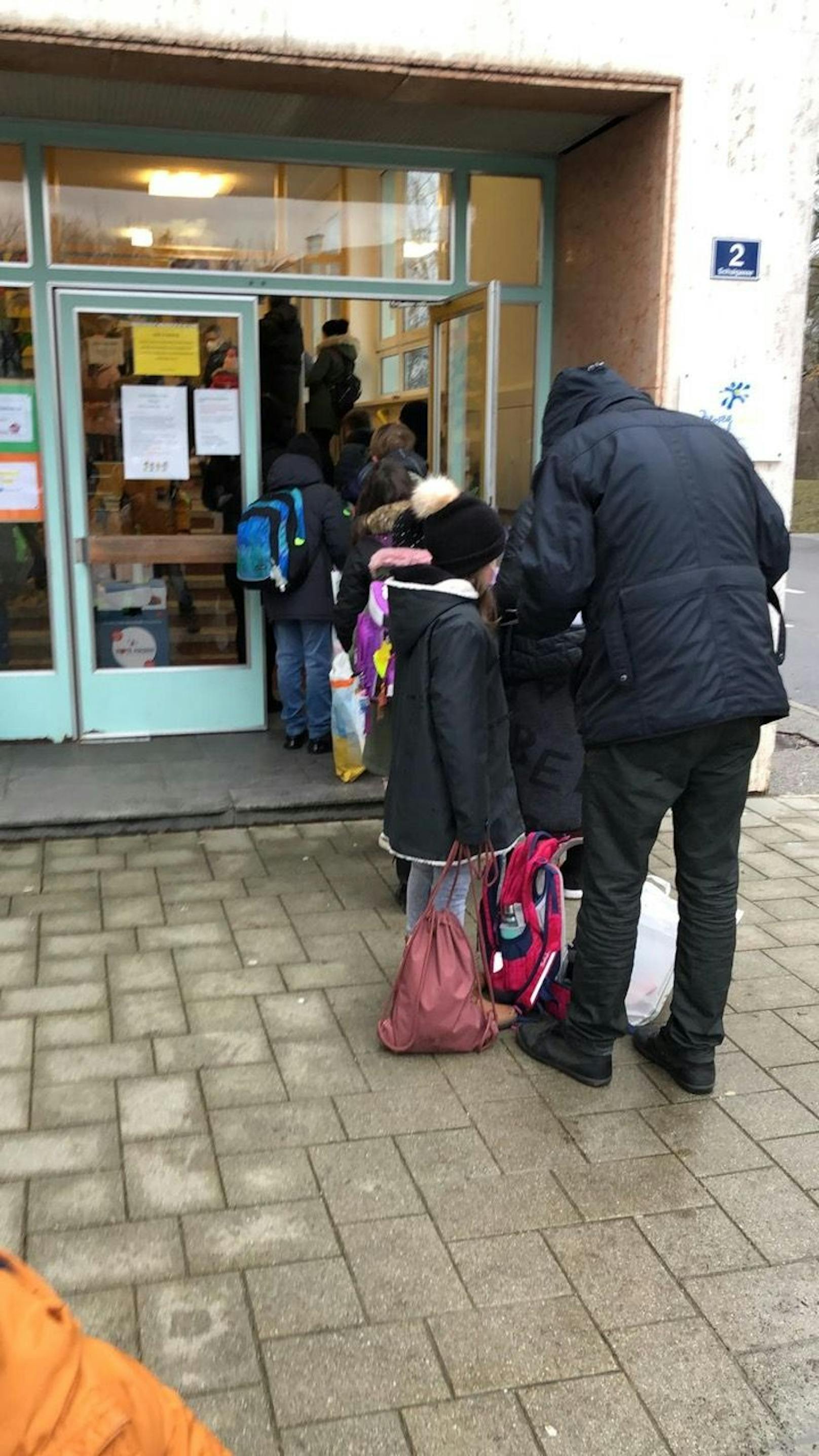 Kinder mussten vor Schule auf Coronatest warten.