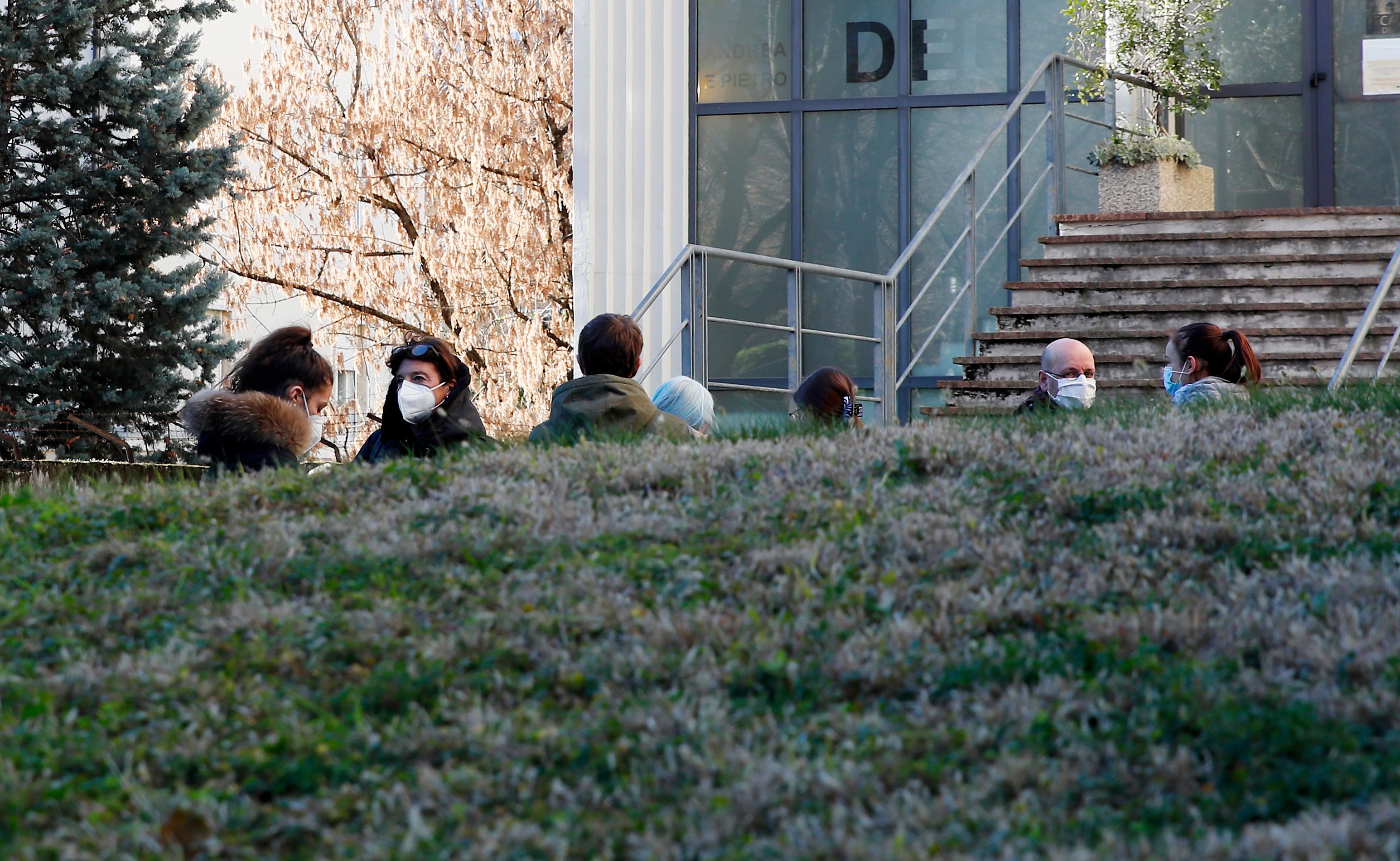 Download von www.picturedesk.com am 08.02.2021 (10:39).  People line up outside a rapid COVID-19 testing facility in Bozen, northern Italy, Friday, Nov. 20, 2020. Citizens in ItalyÄôs small Germany-speaking province of South Tyrol were lining up Friday at schools, gymnasiums and pharmacies for rapid COVID-19 tests that officials hope will speed a lifting of the partial lockdown and get children back to school. (AP Photo/Antonio Calanni) - 20201120_PD3216 - Rechteinfo: Rights Managed (RM)