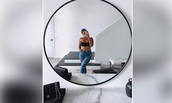 Instagram-Model war für die Fluglinie offenbar zu offenherzig angezogen.