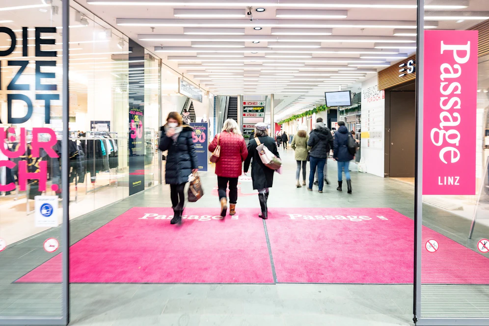 Einkäufer in der Passage in Linz. Kommen über Ostern Einkäufer aus NÖ womöglich in die Einkaufszentren in OÖ?