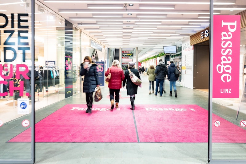 In der Passage Linz waren bereits vor der Öffnung der Geschäfte um 9.30 Uhr zahlreiche Menschen unterwegs.
