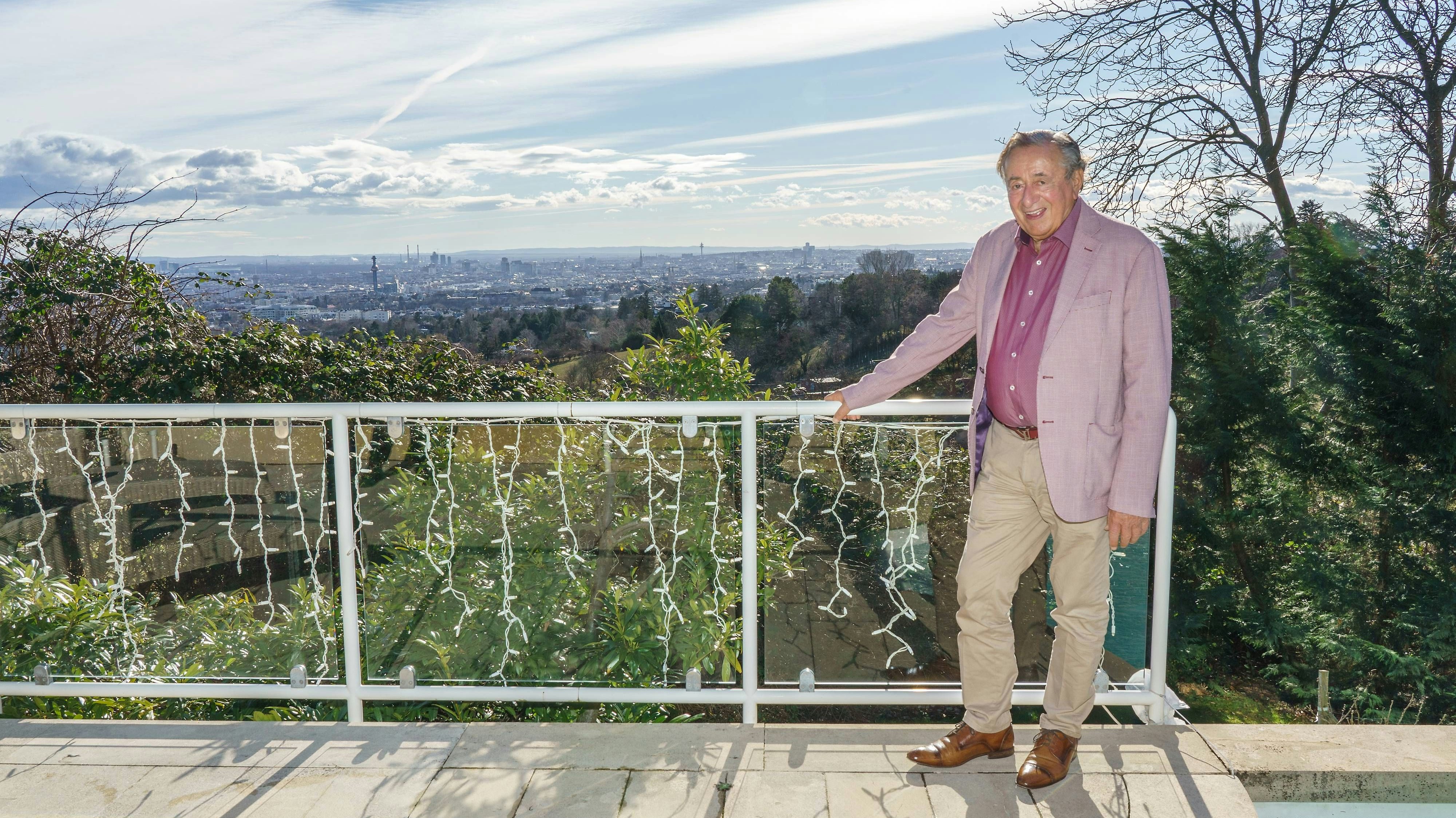 Richard Lugner auf seiner Terrasse mit Blick über Wien.