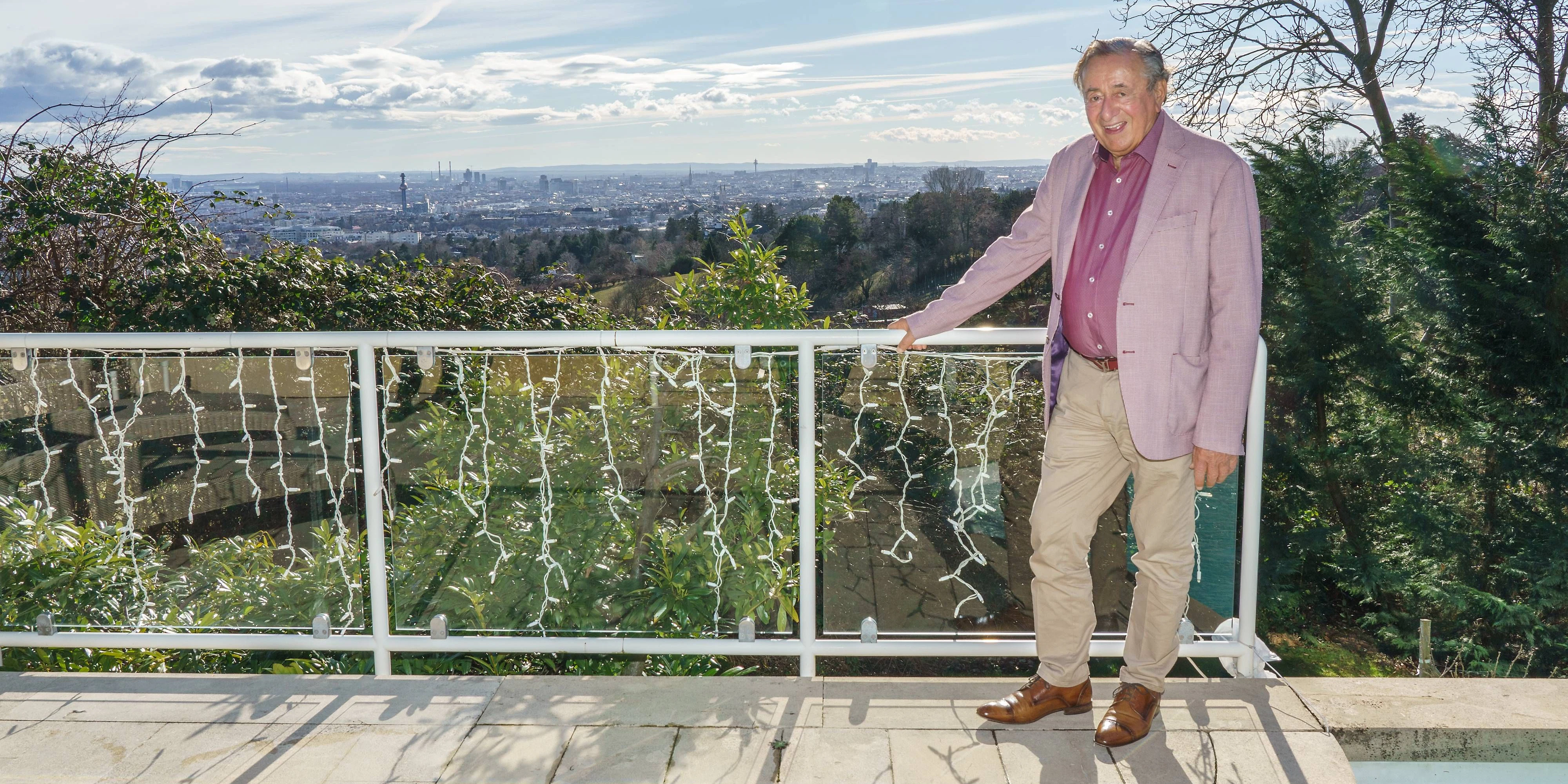 Richard Lugner auf seiner Terrasse mit Blick über Wien.