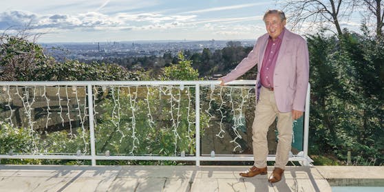 Richard Lugner auf seiner Terrasse mit Blick über Wien.