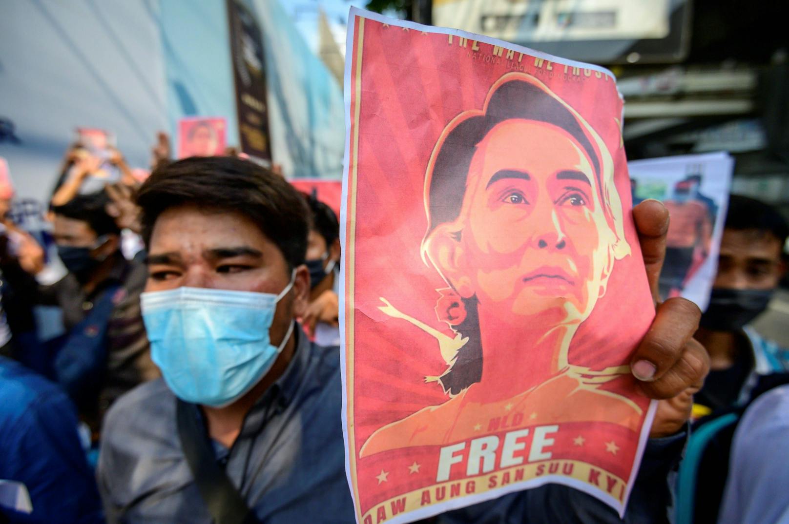 Die seit 2016 als faktische Regierungschefin amtierende Aung San Suu Kyi wurde knapp drei Monate nach ihrem klaren Wahlsieg zusammen mit zahlreichen anderen Politikern festgesetzt und soll sich im Hausarrest befinden.