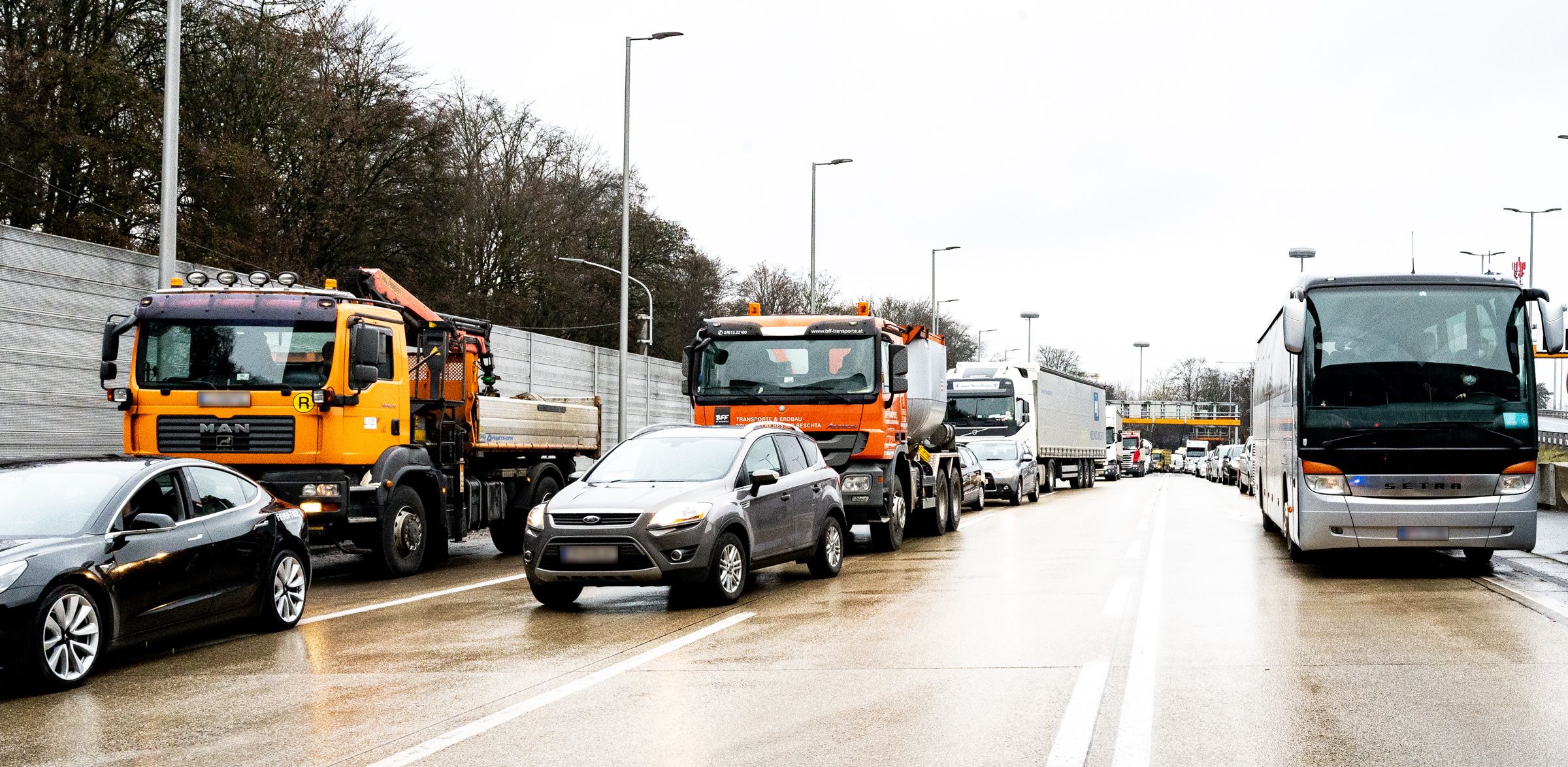 Nach einem Unfall mit vier Lkw im Bindermichl Tunnel kam es zum Mega-Stau in Linz. Die Polizei errichtete für fast zwei Stunden eine Totalsperre.