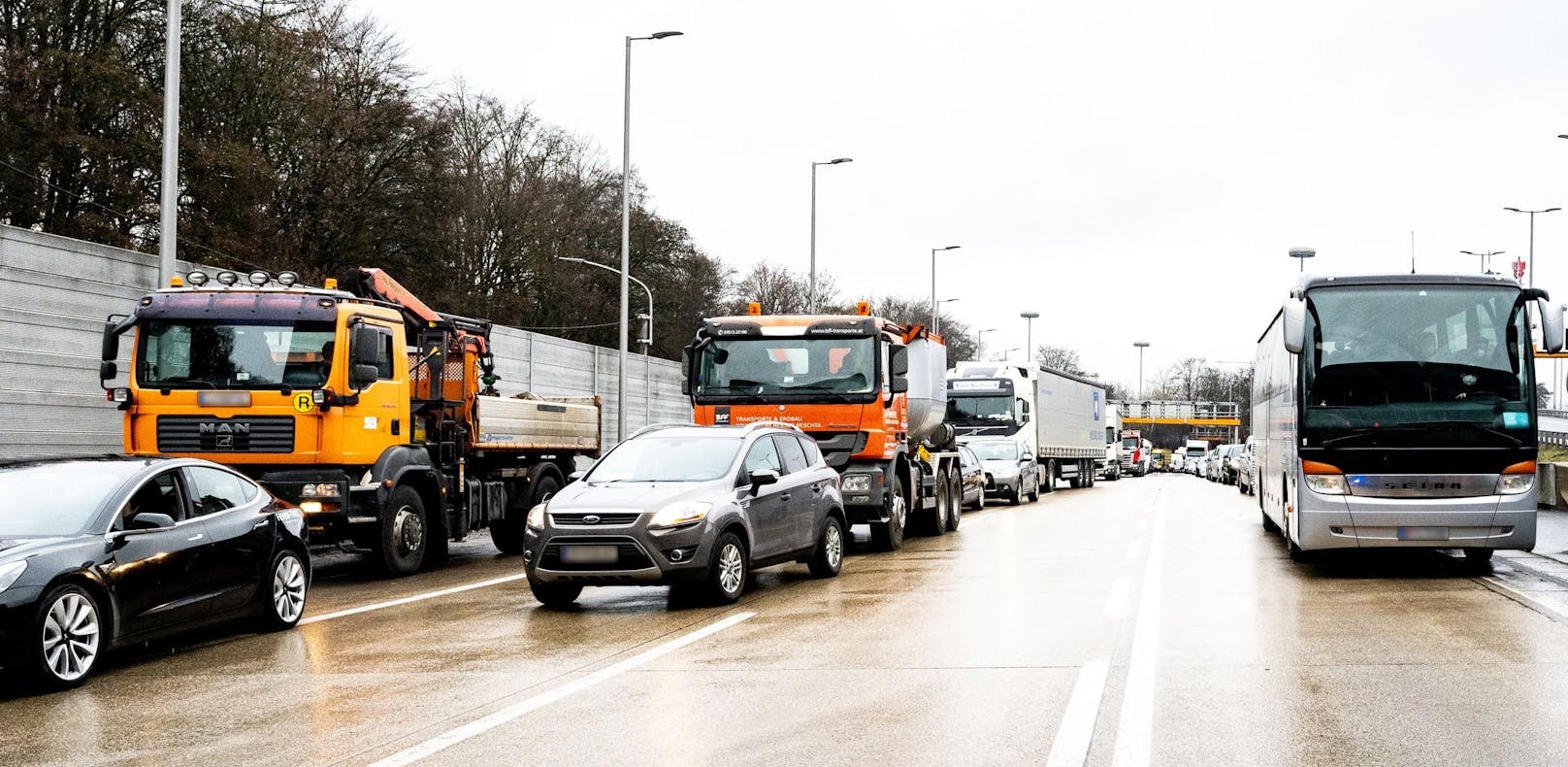 Nach einem Unfall mit vier Lkw im Bindermichl-Tunnel kam es zum Mega-Stau in Linz. Die Polizei errichtete für fast zwei Stunden eine Totalsperre.