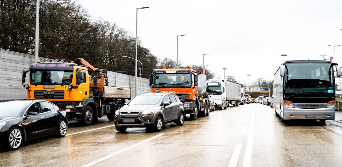 Nach einem Unfall mit vier Lkw im Bindermichl Tunnel kam es zum Mega-Stau in Linz. Die Polizei errichtete für fast zwei Stunden eine Totalsperre.
