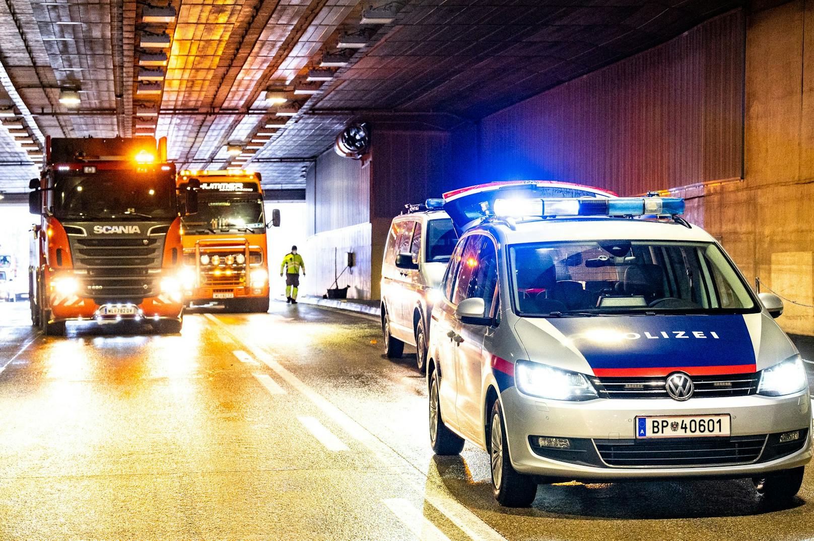 Nach einem Unfall mit vier Lkw im Bindermichl-Tunnel kam es zum Mega-Stau in Linz. Die Polizei errichtete für fast zwei Stunden eine Totalsperre.