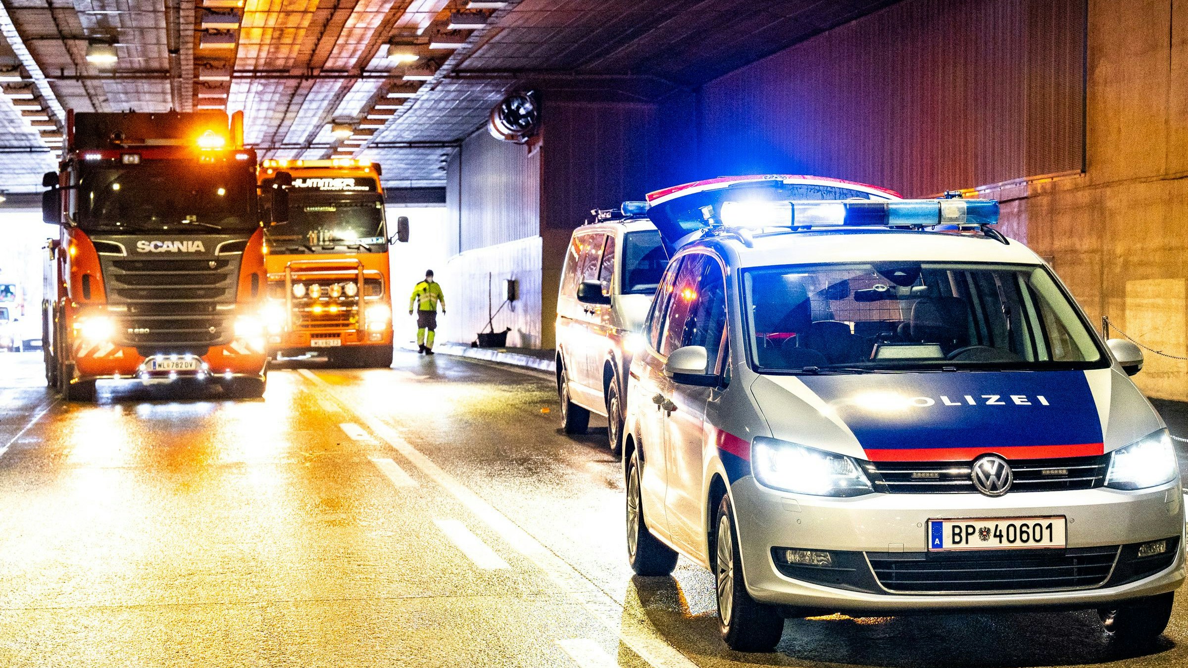 Nach einem Unfall mit vier Lkw im Bindermichl Tunnel kam es zum Mega-Stau in Linz. Die Polizei errichtete für fast zwei Stunden eine Totalsperre.