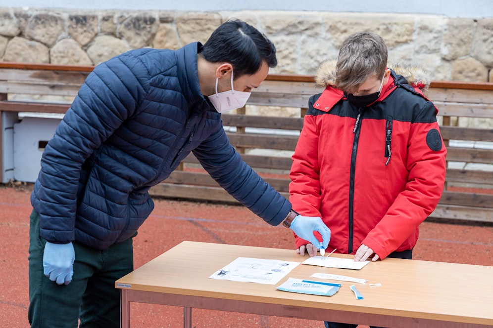 Schüler müssen sich regelmäßig testen. 