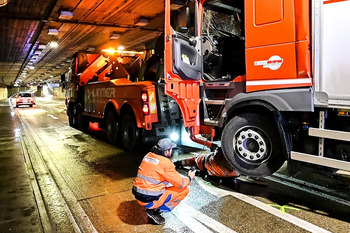 Nach einem Unfall mit vier Lkw im Bindermichl Tunnel kam es zum Mega-Stau in Linz. Die Polizei errichtete für fast zwei Stunden eine Totalsperre.