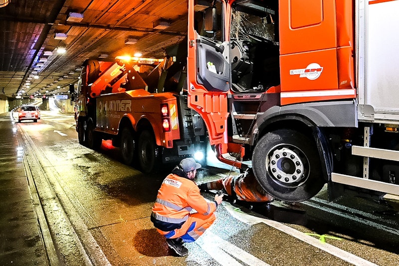 Nach einem Unfall mit vier Lkw im Bindermichl-Tunnel kam es zum Mega-Stau in Linz. Die Polizei errichtete für fast zwei Stunden eine Totalsperre.