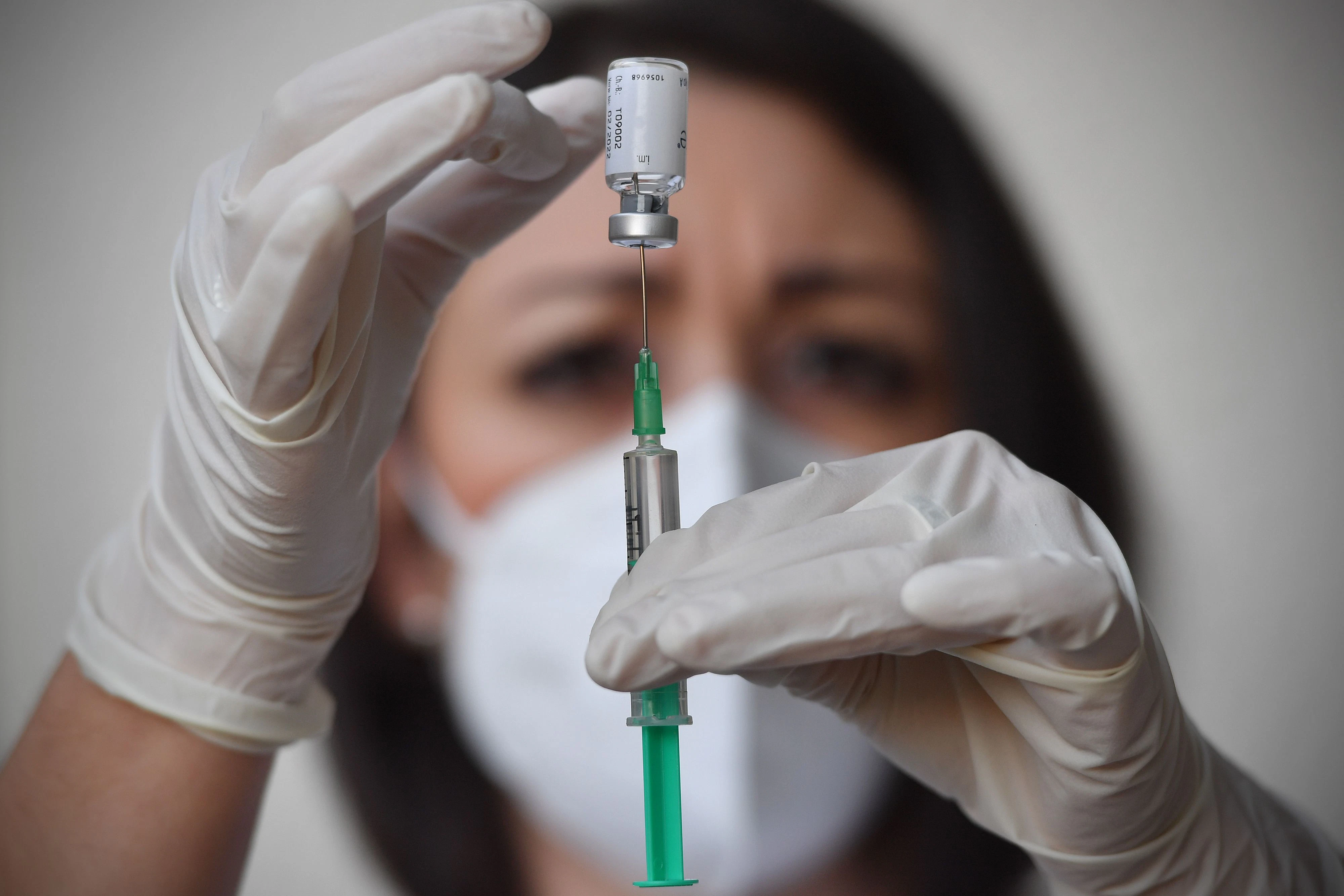 Download von www.picturedesk.com am 08.02.2021 (12:14).  Topic picture, symbol photo: Corona vaccine is still to come in December 2020 - Medical staff holds a vaccination syringe and a vaccine box with vaccine versus the coronavirus. Vaccination with disposable syringe and vaccine for injection with a needle. Hands in protective gloves, MODEL RELEASED! | usage worldwide - 20201217_PD10392 - Rechteinfo: Rights Managed (RM) Model Released