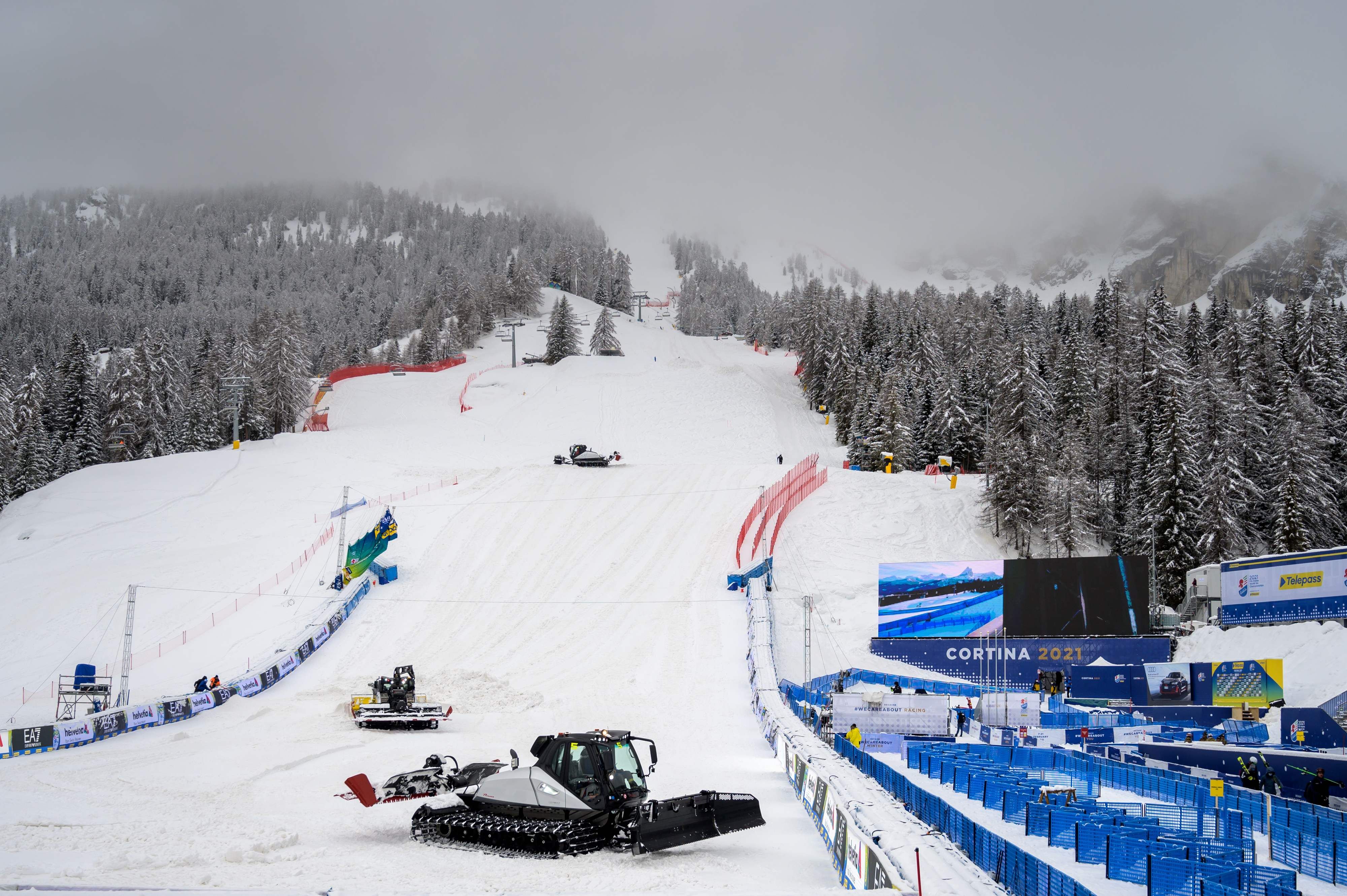 Starker Schneefall sorgt in Cortina für die erste Absage.