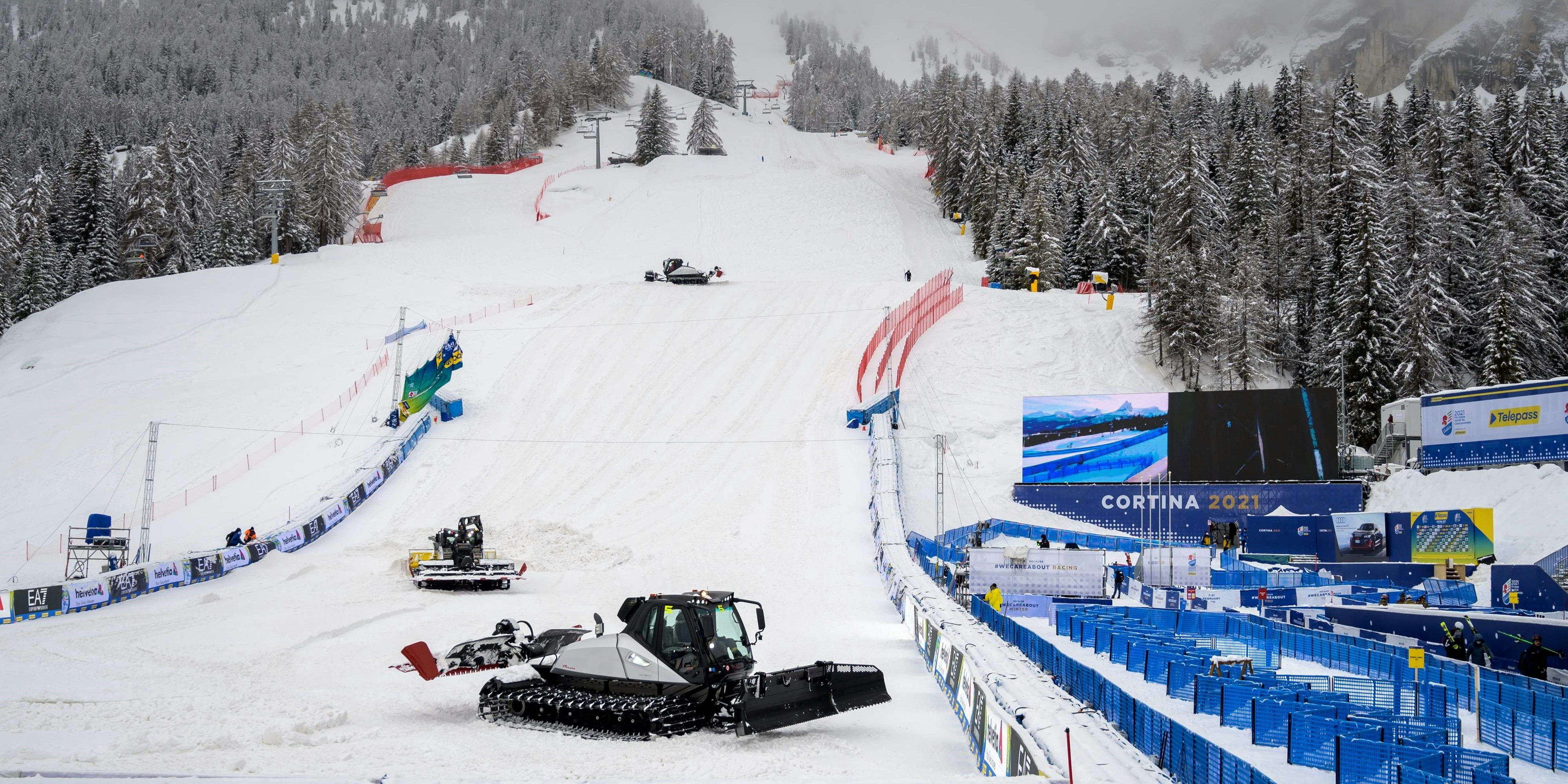 Starker Schneefall sorgt in Cortina für die erste Absage.
